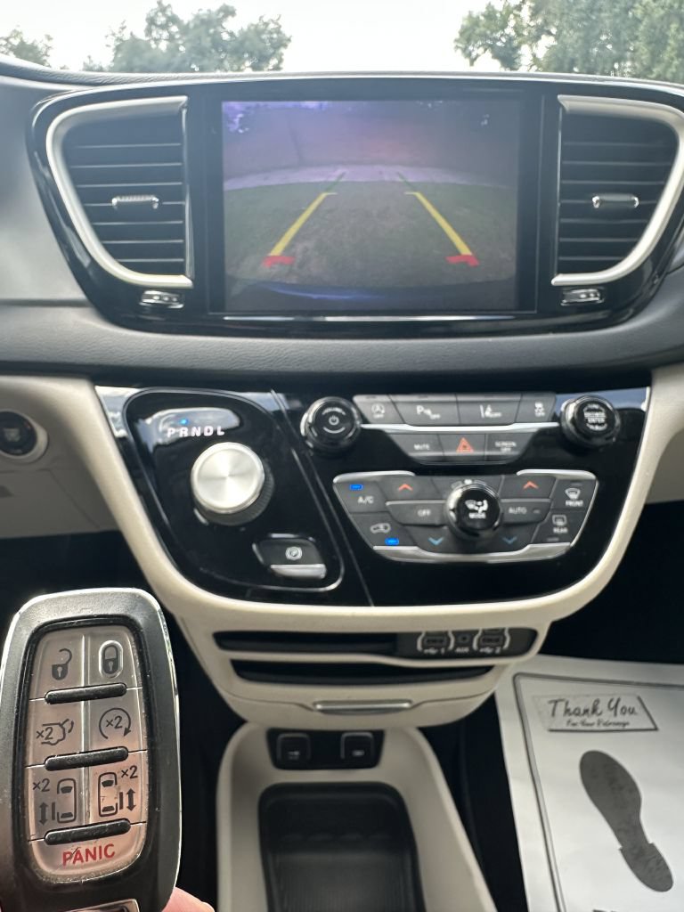 Used 2021 Chrysler Pacifica Touring-L FWD image 9
