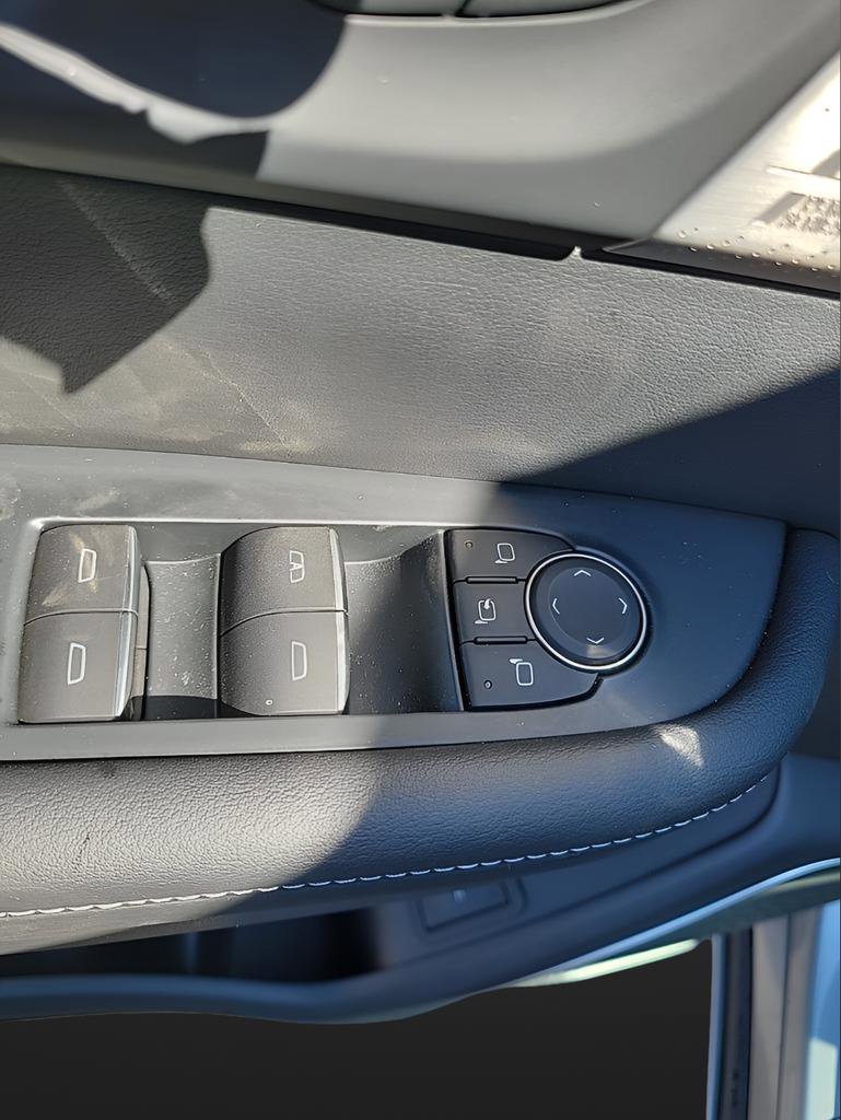 Used 2025 Buick Enclave Avenir image 19