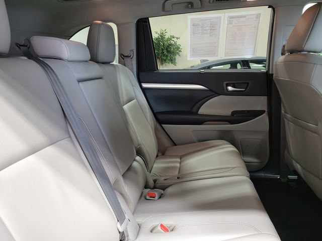 Used 2019 Toyota Highlander XLE AWD/4WD image 14