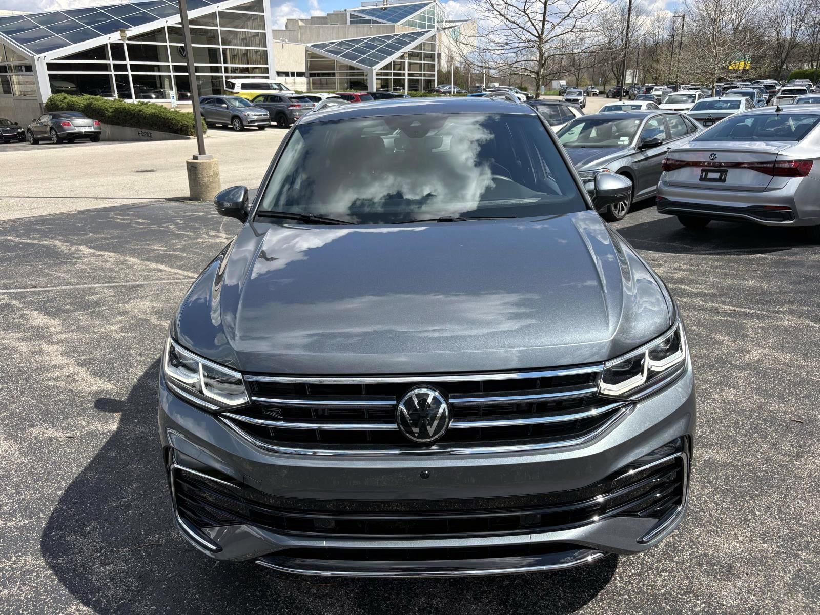 Used 2024 Volkswagen Tiguan SEL R-Line image 2