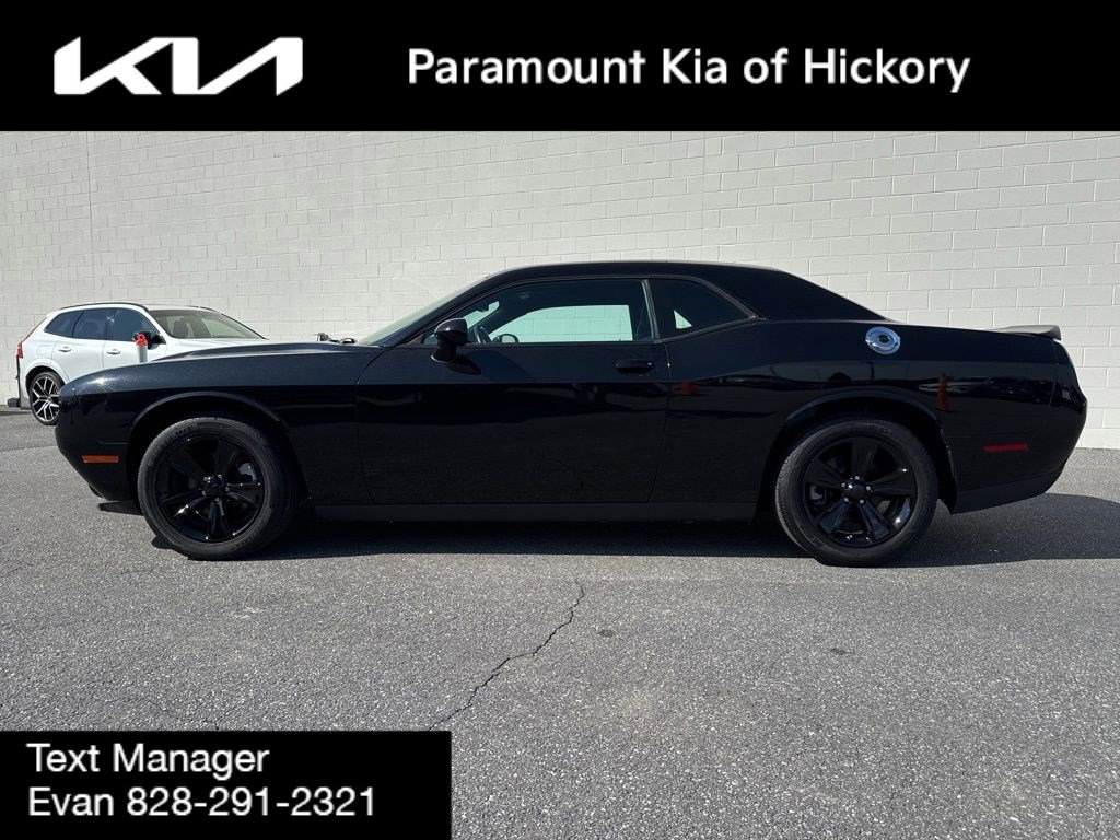 Used 2023 Dodge Challenger SXT image 4