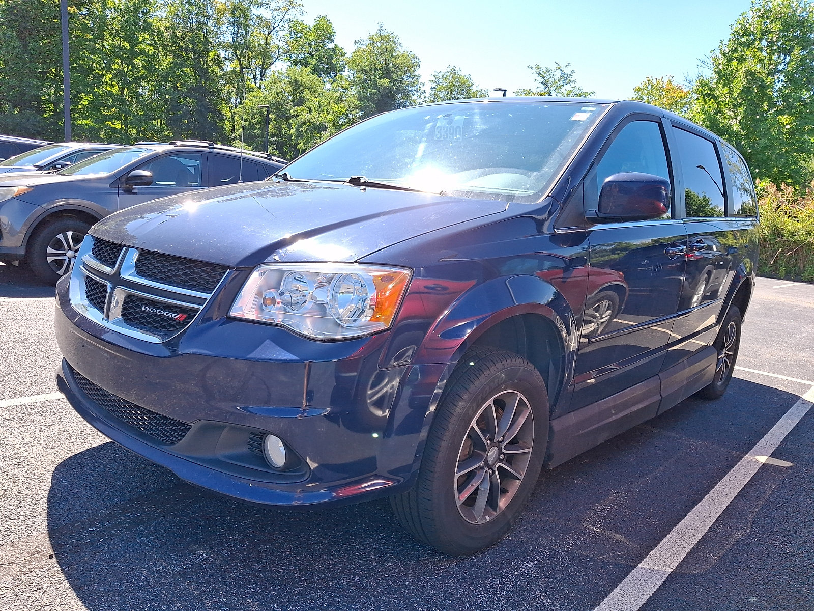 Used 2017 Dodge Grand Caravan SXT w/ Driver Convenience Group FWD image 2