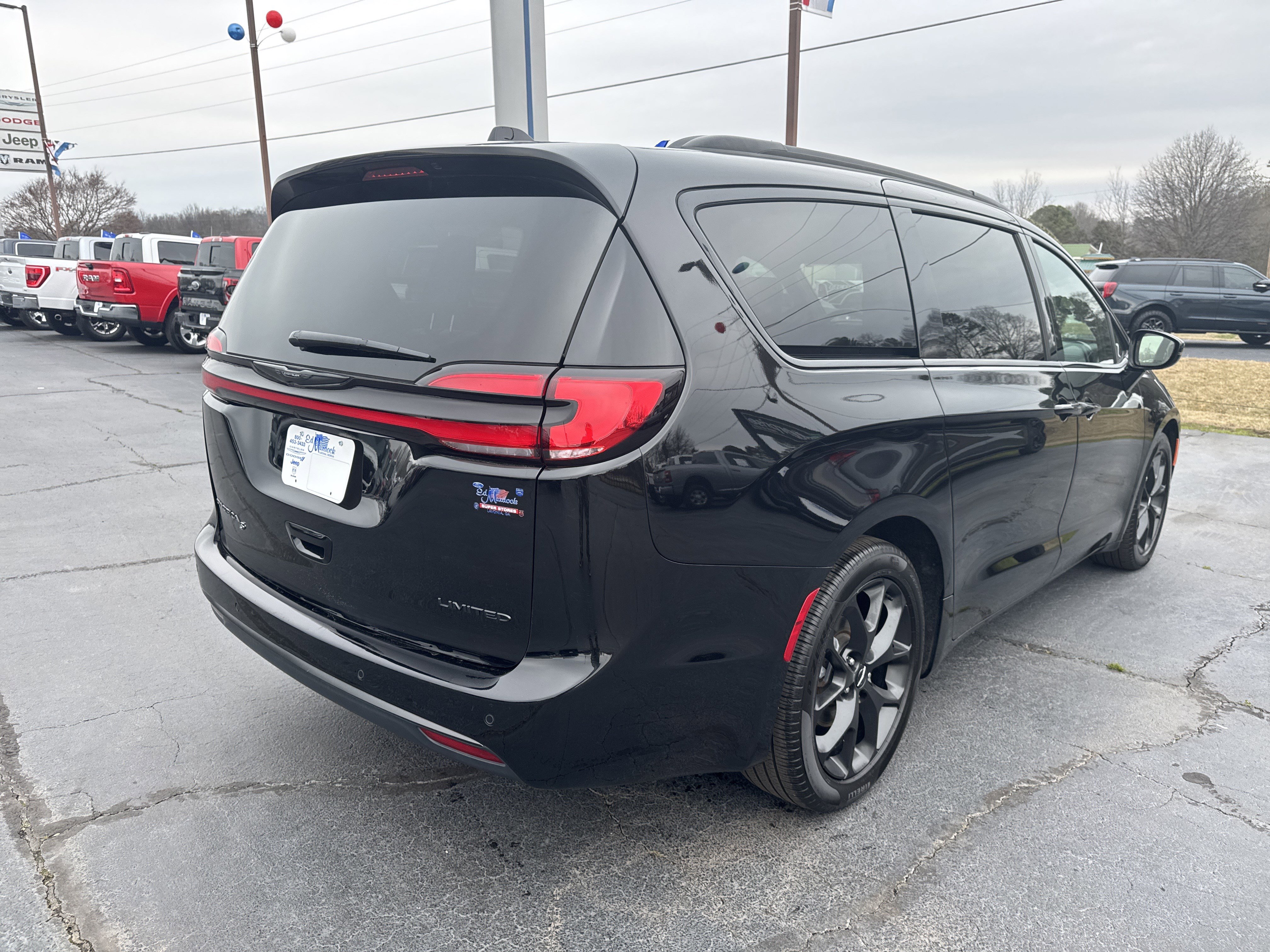 Used 2025 Chrysler Pacifica Limited image 5