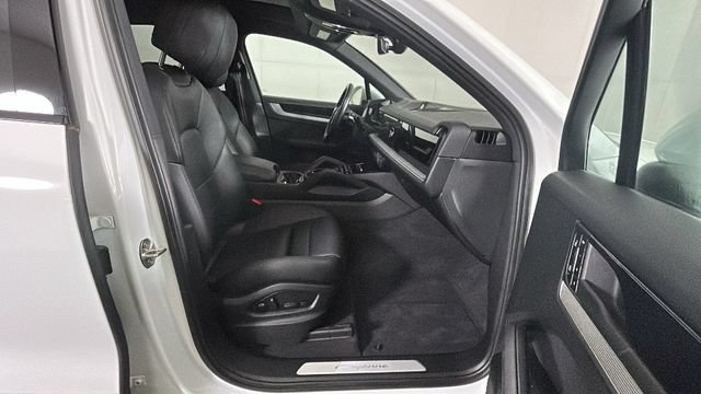 Used 2024 Porsche Cayenne AWD/4WD image 30