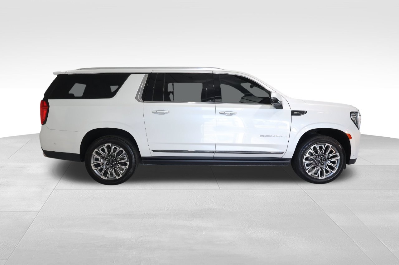 Used 2023 GMC Yukon XL Denali Ultimate AWD/4WD image 5