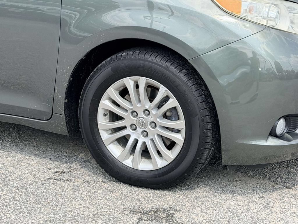 Used 2013 Toyota Sienna XLE FWD image 26