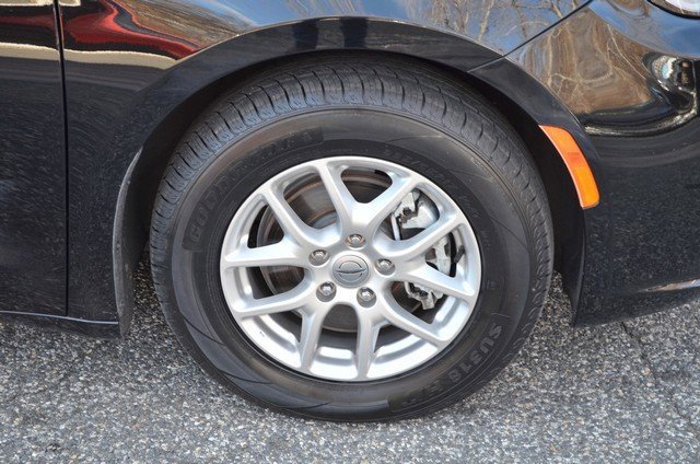 Used 2024 Chrysler Pacifica Touring-L image 10