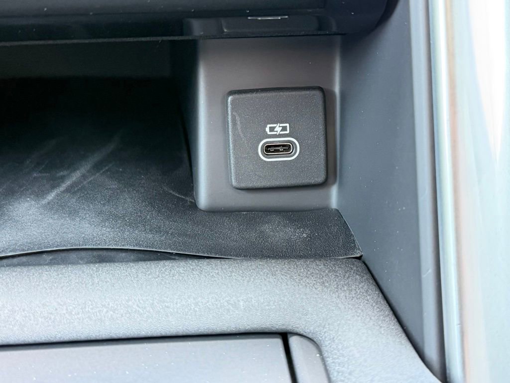 Certified 2025 Land Rover Discovery S image 31