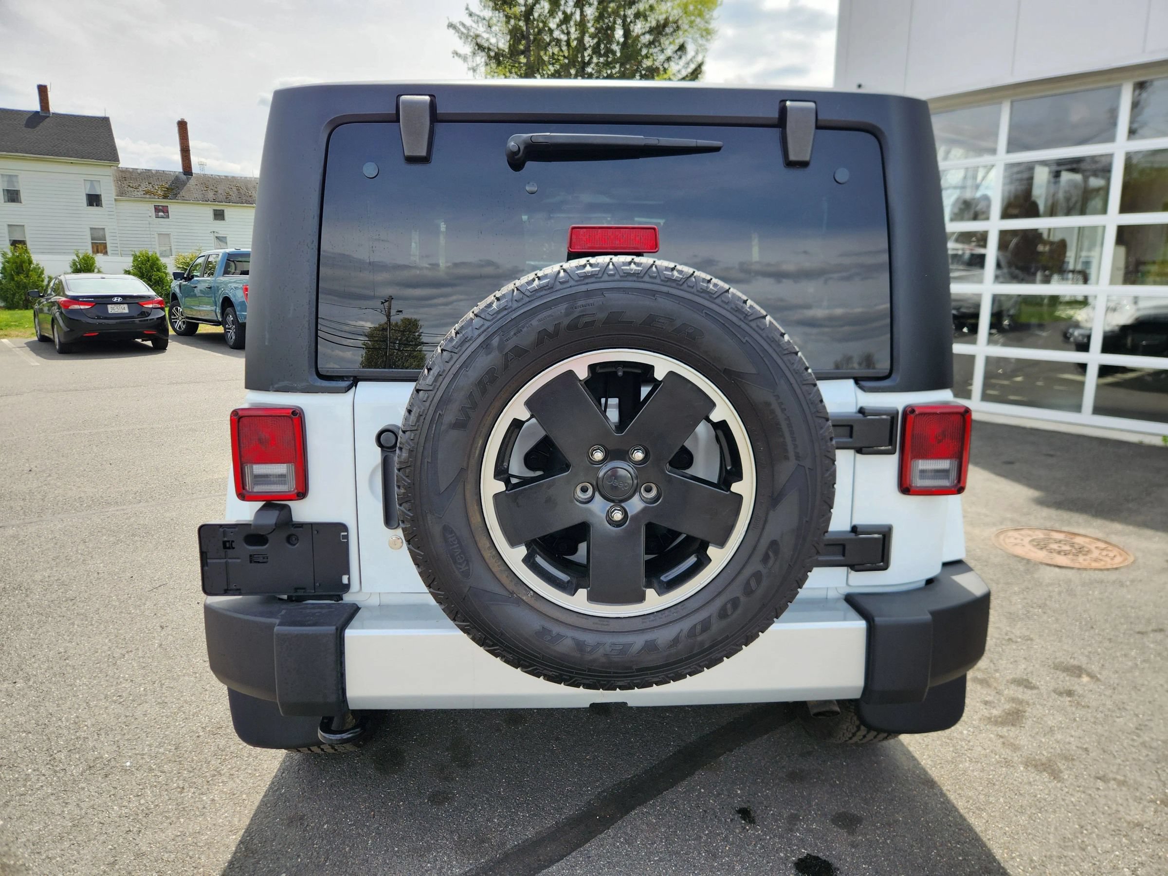 Used 2015 Jeep Wrangler Sahara w/ Dual Top Group AWD/4WD image 14
