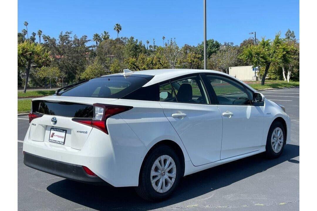 Used 2019 Toyota Prius LE w/ Carpet Mat Package FWD image 3