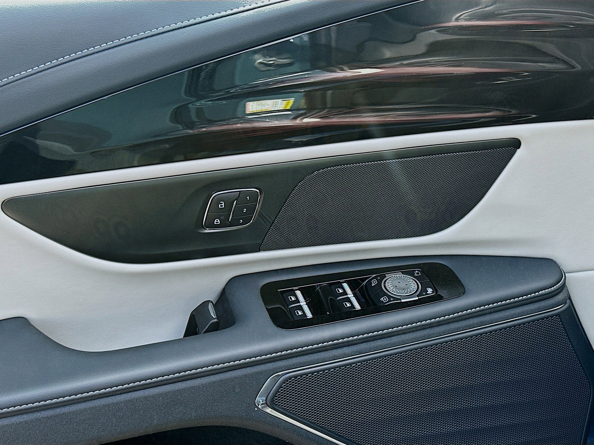 Used 2025 Lincoln Nautilus Premier image 15