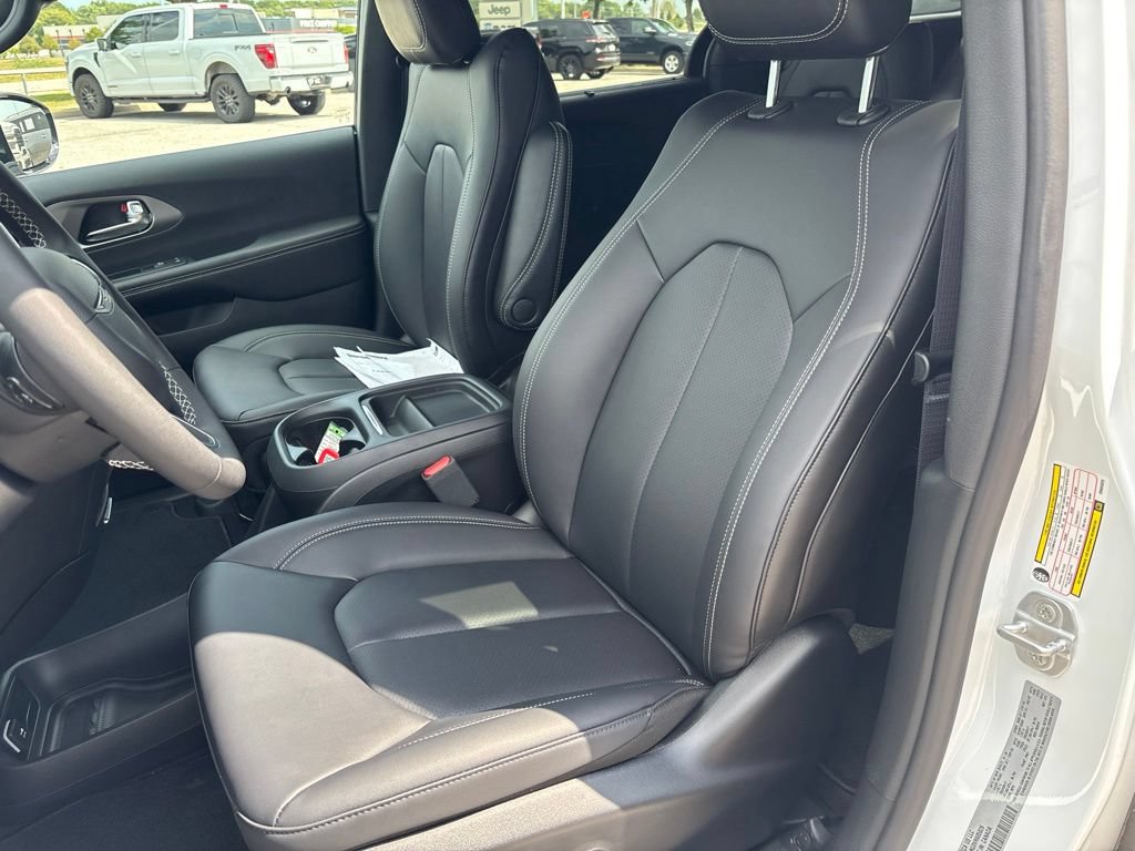 New 2027 Chrysler Pacifica Select FWD image 34