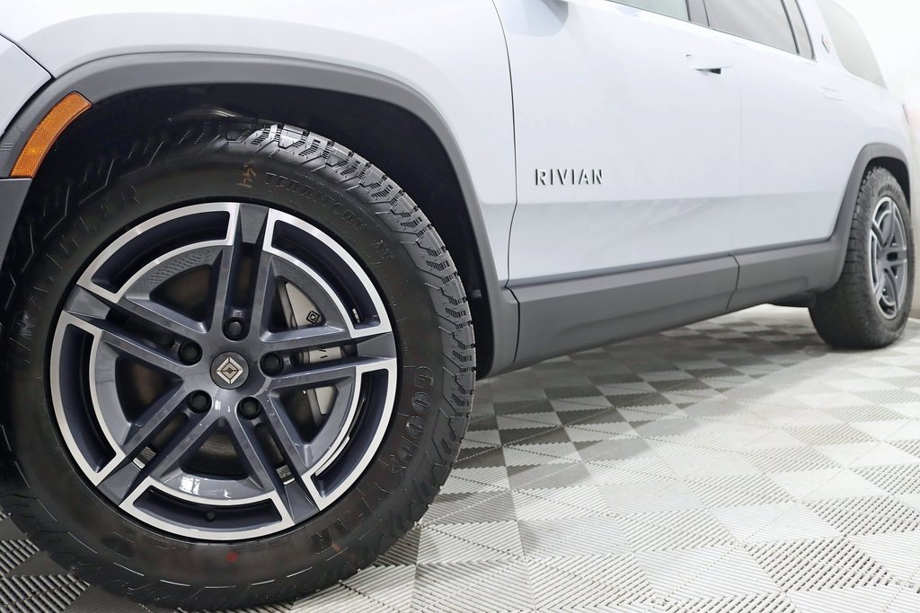 Used 2025 Rivian R1S Adventure image 4