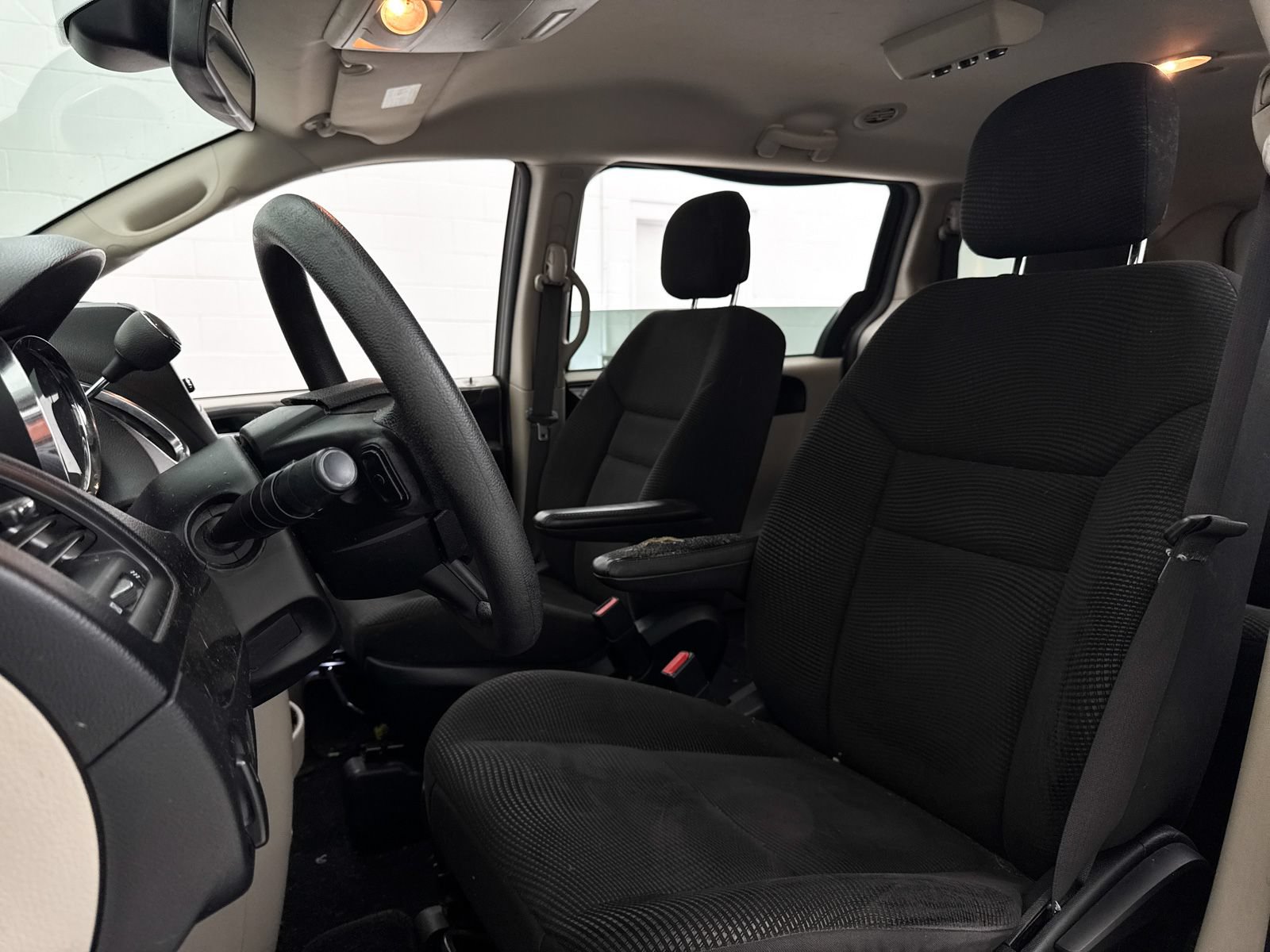 Used 2020 Dodge Grand Caravan SE w/ UConnect Hands-Free Group FWD image 16
