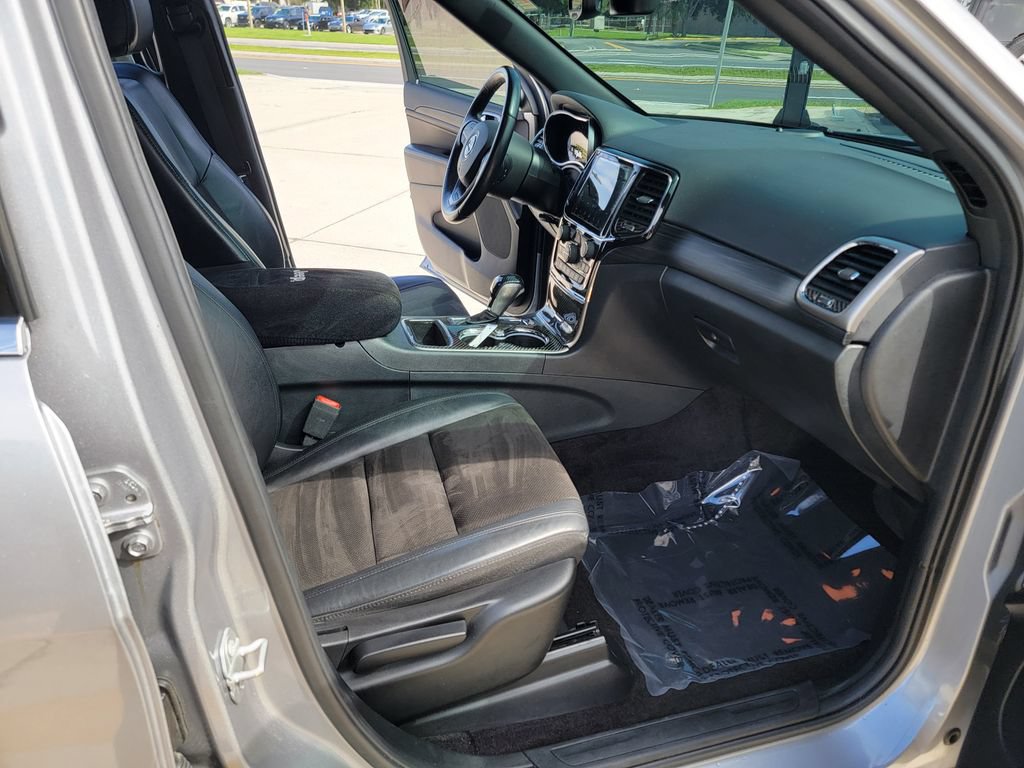 Used 2019 Jeep Grand Cherokee Laredo w/ Laredo X Package RWD image 14
