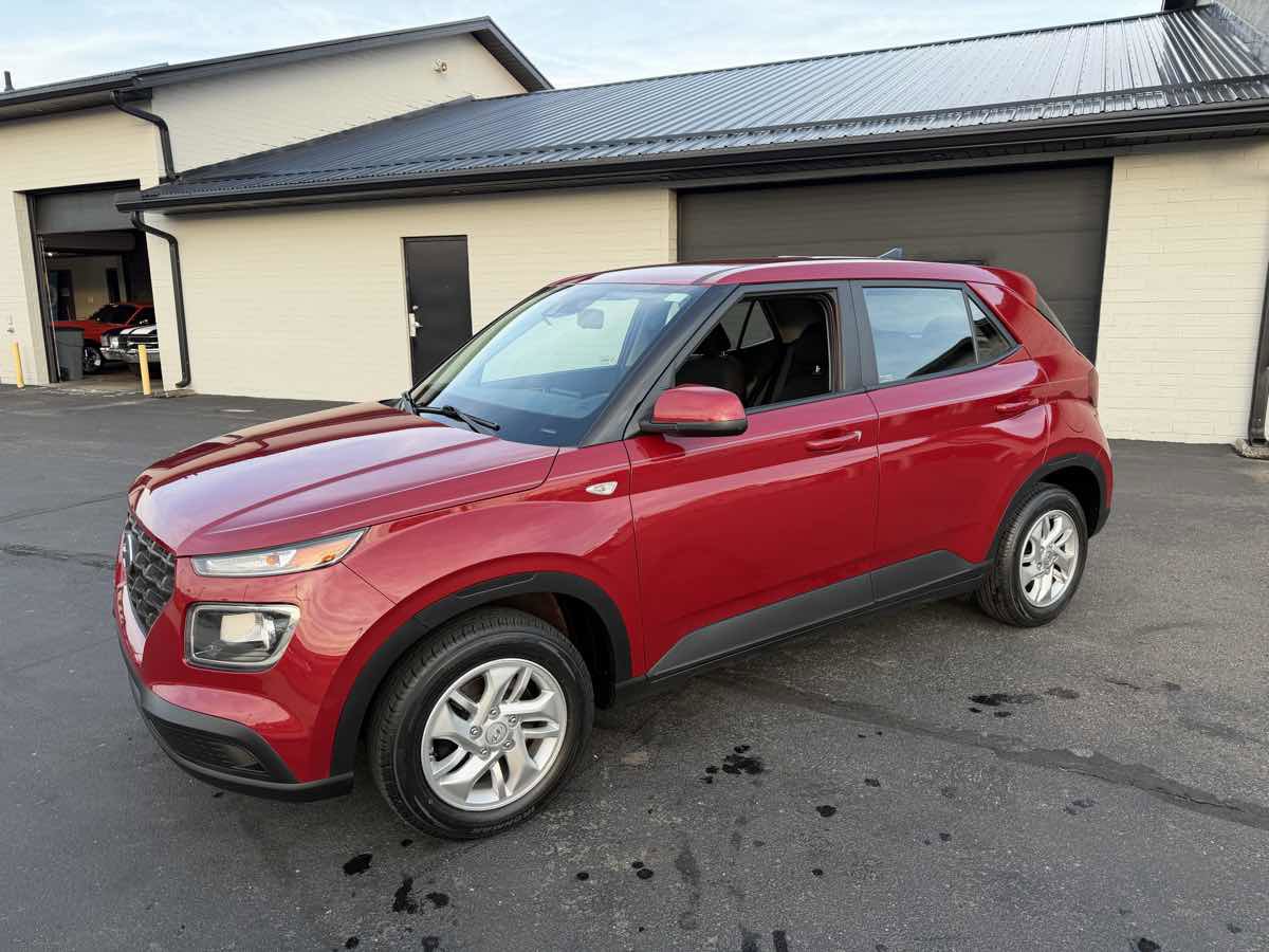 Used 2021 Hyundai Venue SE image 2