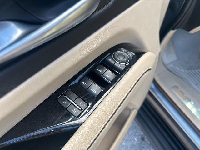 Used 2023 Cadillac Escalade Premium Luxury RWD image 11