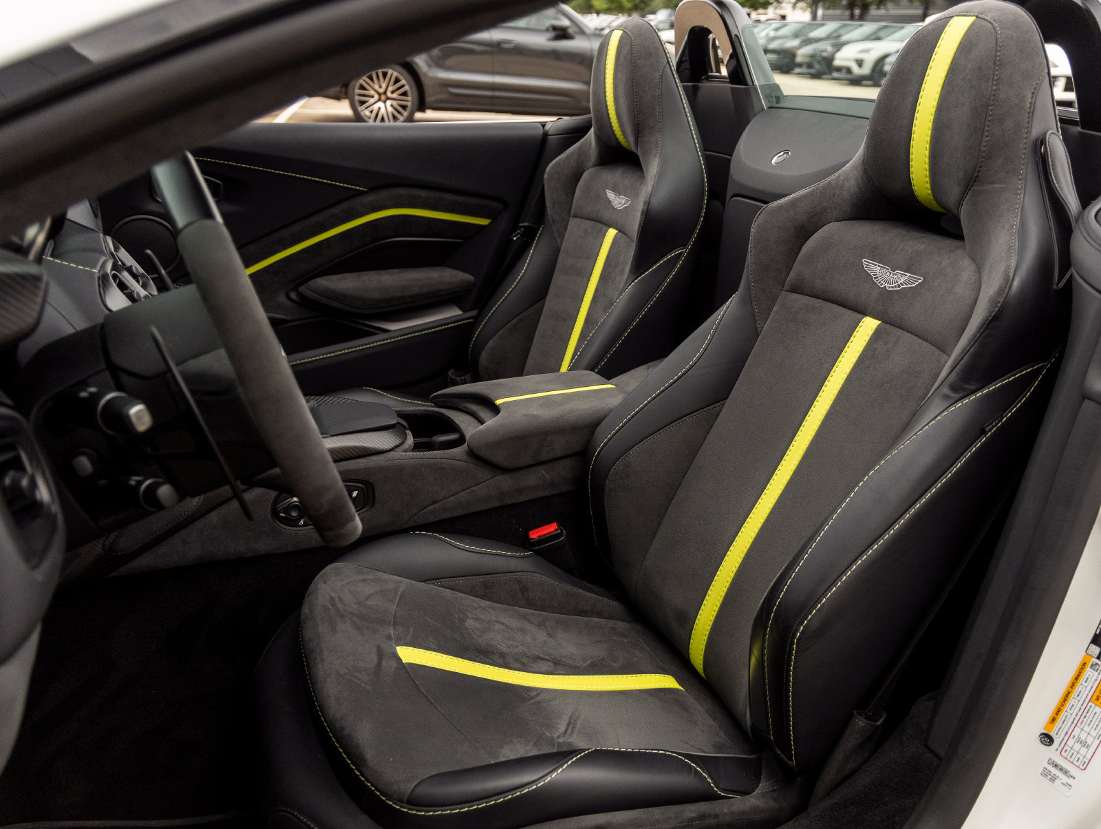 Used 2023 Aston Martin V8 Vantage Roadster RWD image 27