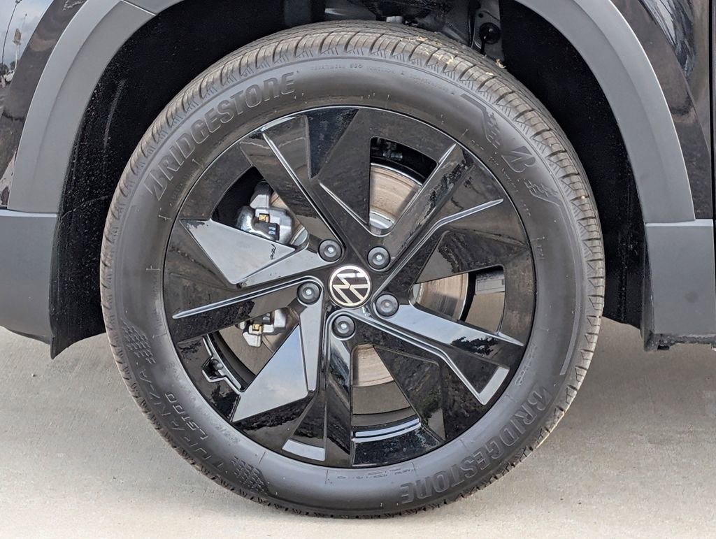 New 2026 Volkswagen Taos SE image 9