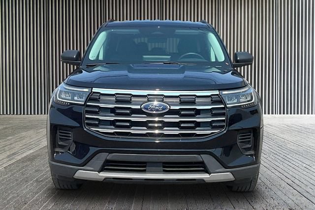Used 2025 Ford Explorer Active AWD/4WD image 3