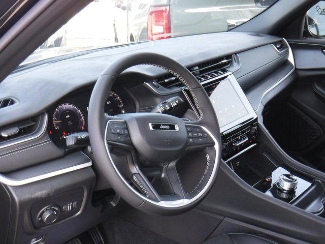 New 2025 Jeep Grand Cherokee Altitude image 14