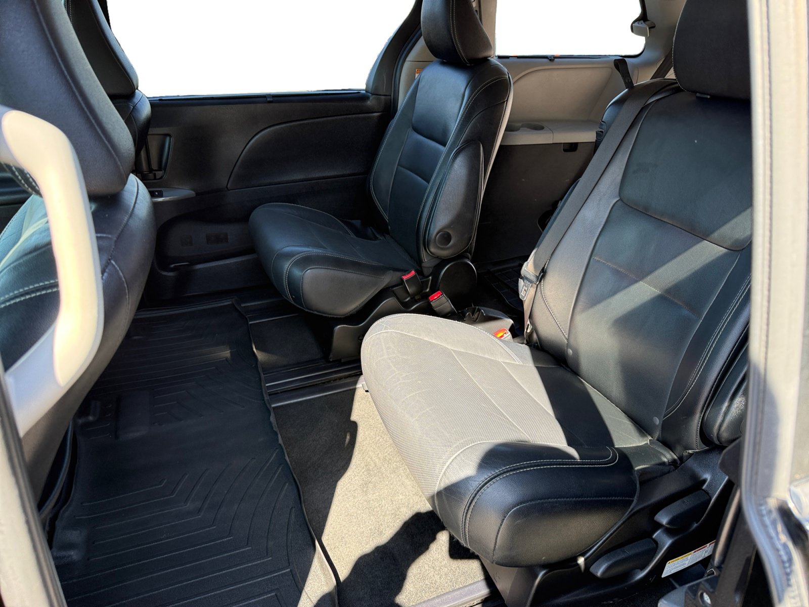 Used 2015 Toyota Sienna SE w/ SE Preferred Package FWD image 16