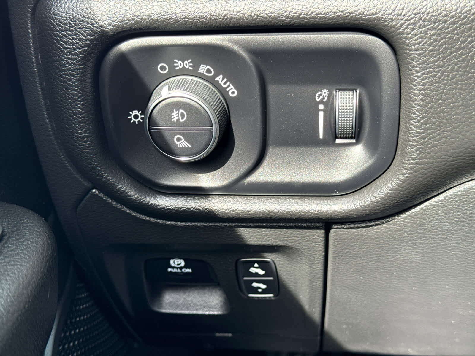 Used 2023 Jeep Grand Cherokee Limited w/ Luxury Tech Group II image 59