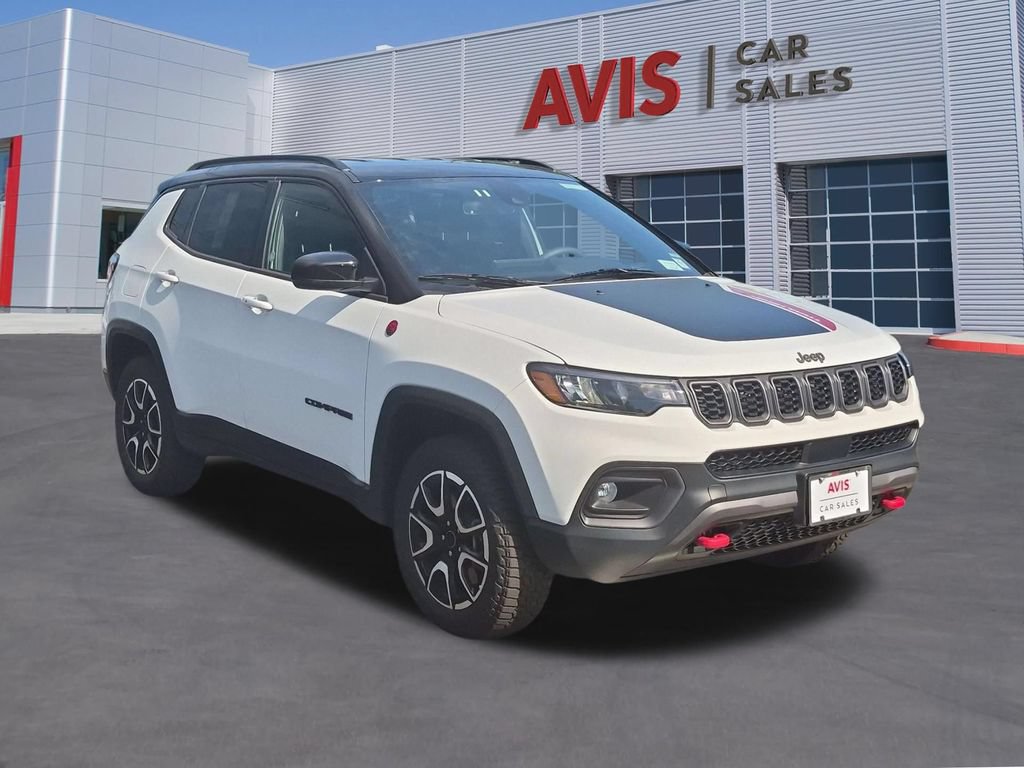 Used 2025 Jeep Compass Trailhawk AWD/4WD image 3