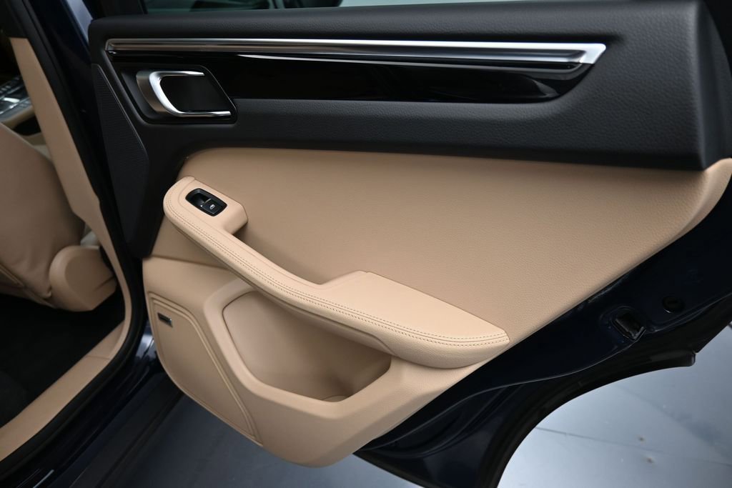 Certified 2020 Porsche Macan S AWD/4WD image 28