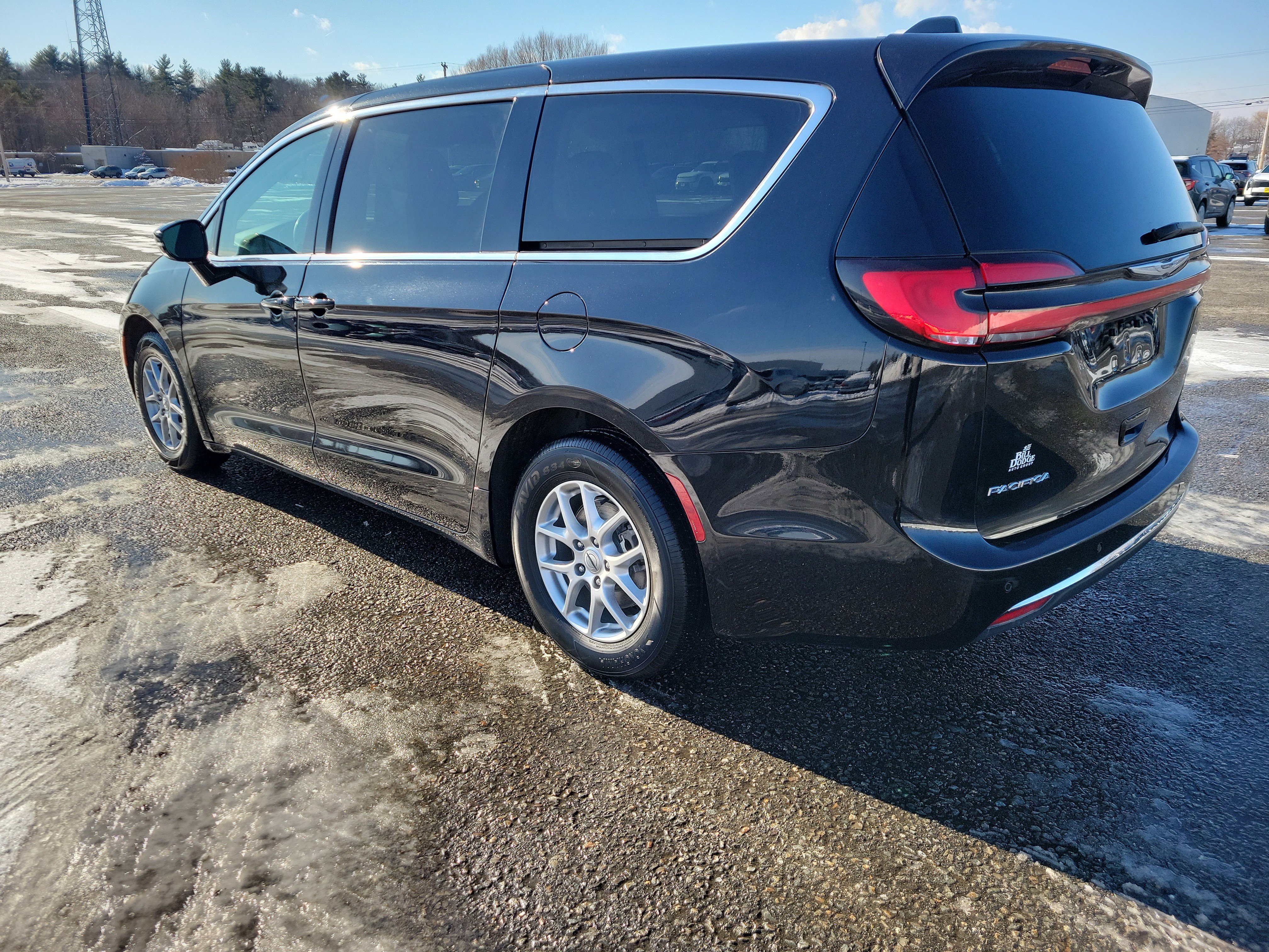 Used 2024 Chrysler Pacifica Touring-L image 7