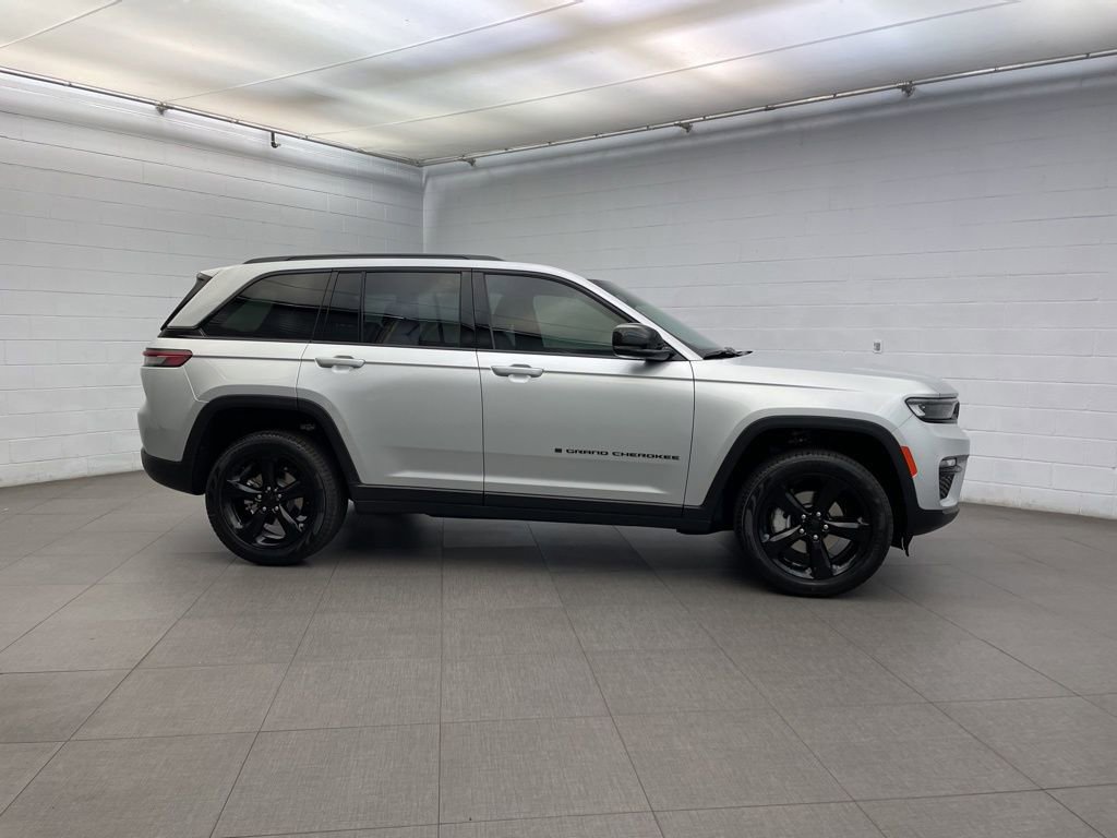 New 2025 Jeep Grand Cherokee Limited w/ Black Appearance Package image 2