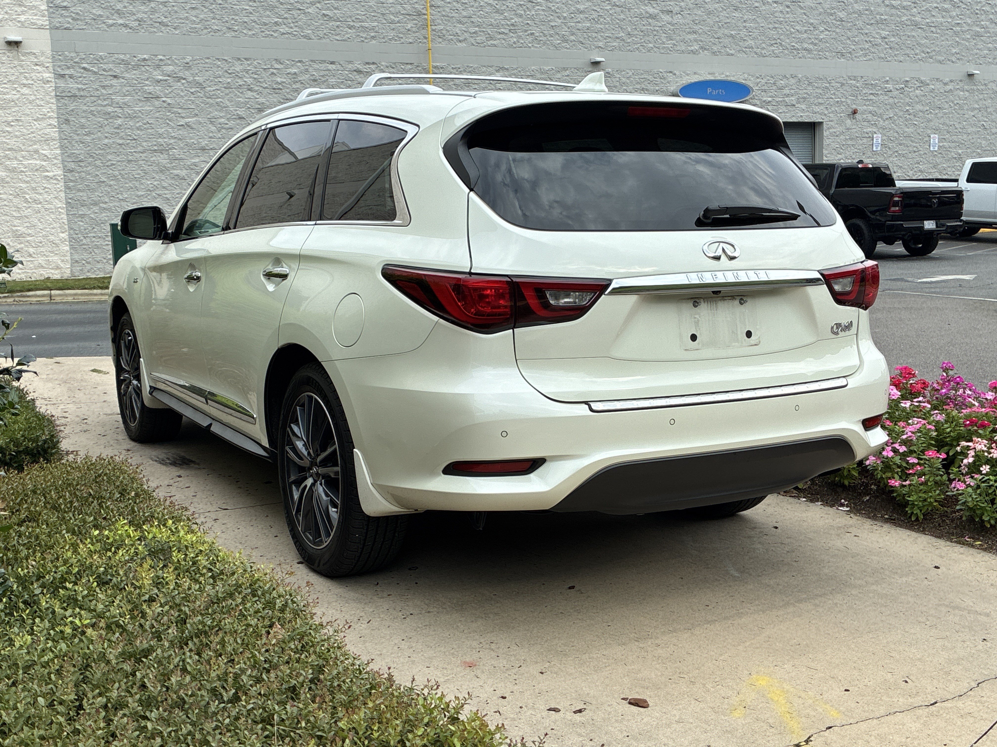 Used 2020 INFINITI QX60 Luxe w/ Sensory Package FWD image 6