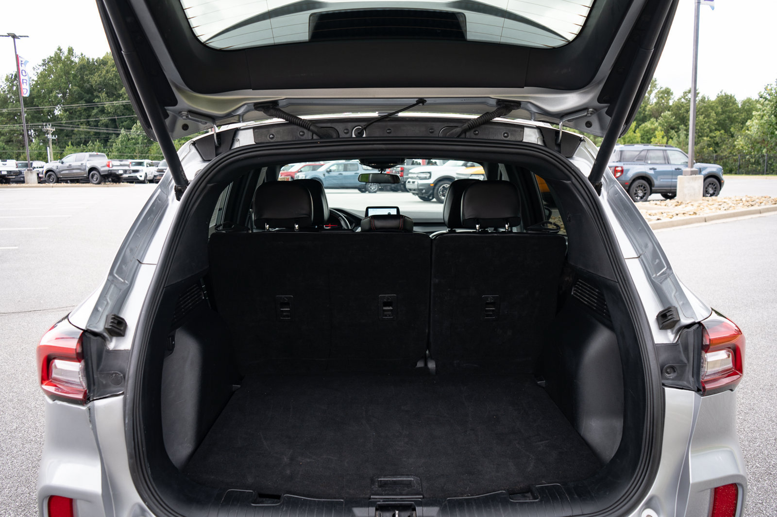 Used 2024 Ford Escape ST-Line w/ Cold Weather Package FWD image 9