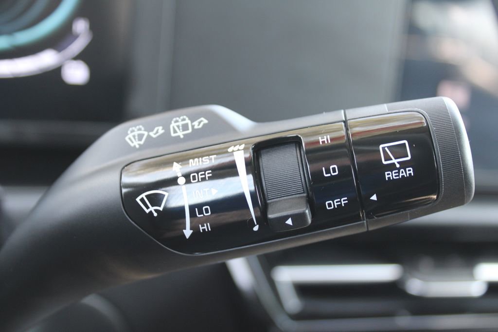 Used 2025 Kia Niro LX image 31
