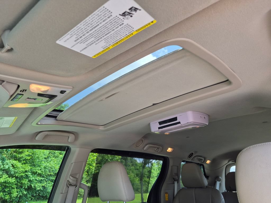 Used 2014 Toyota Sienna XLE FWD image 18