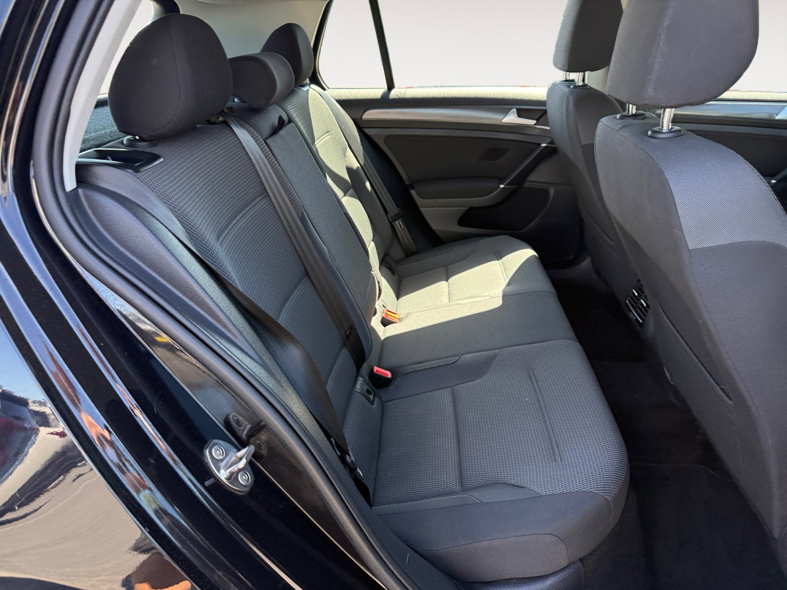 Used 2019 Volkswagen e-Golf SE w/ Driver Assistance Package FWD image 18