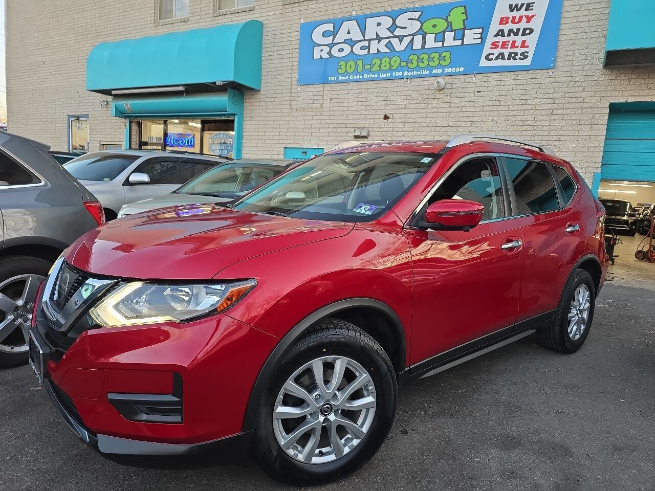 Used 2017 Nissan Rogue SV w/ SV Premium Package image 3