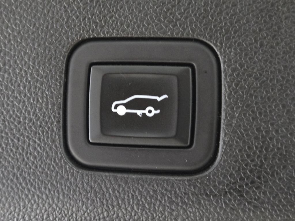 Used 2023 Chevrolet Suburban Premier AWD/4WD image 8