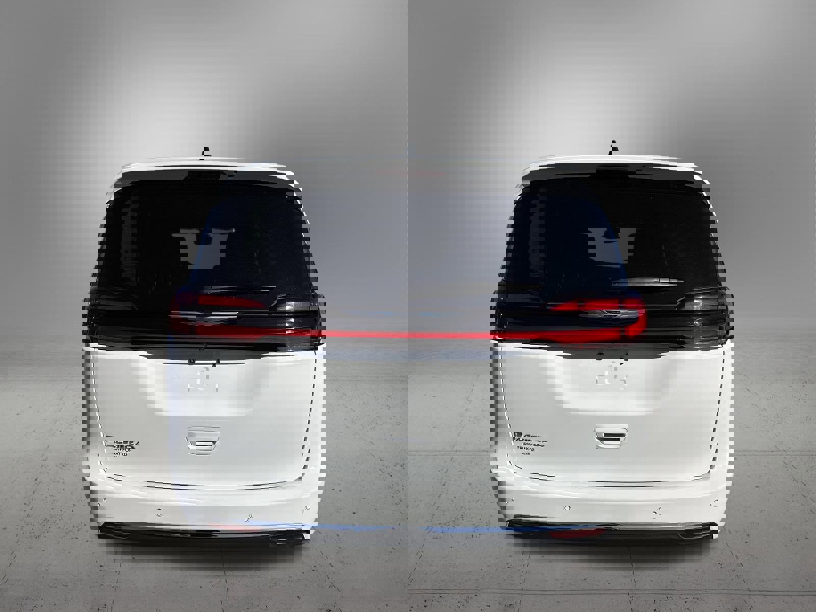 Used 2024 Chrysler Pacifica Touring-L image 8