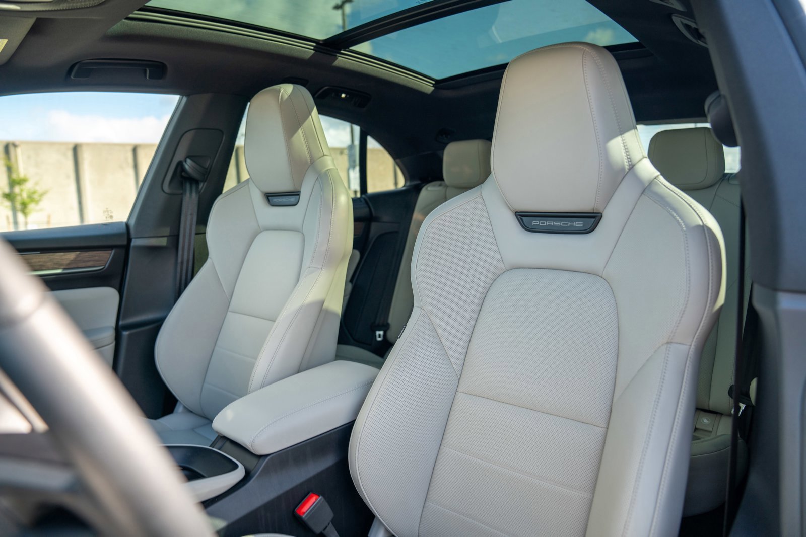 Certified 2025 Porsche Macan 4 Electric AWD/4WD image 5