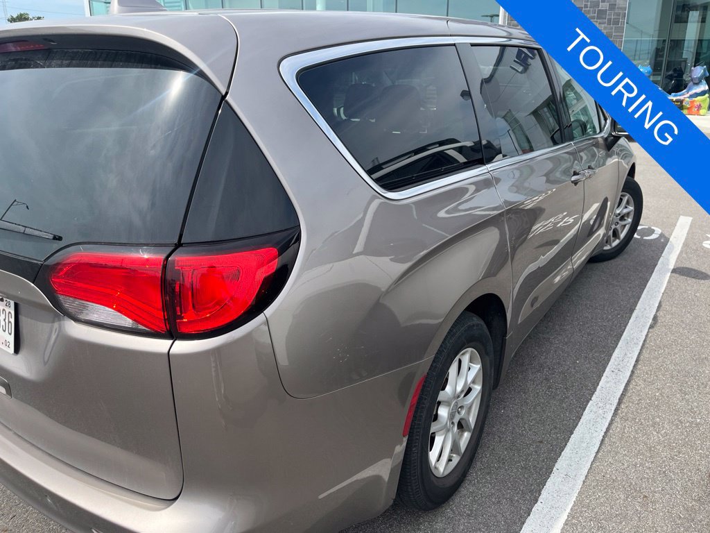 Used 2017 Chrysler Pacifica Touring FWD image 4