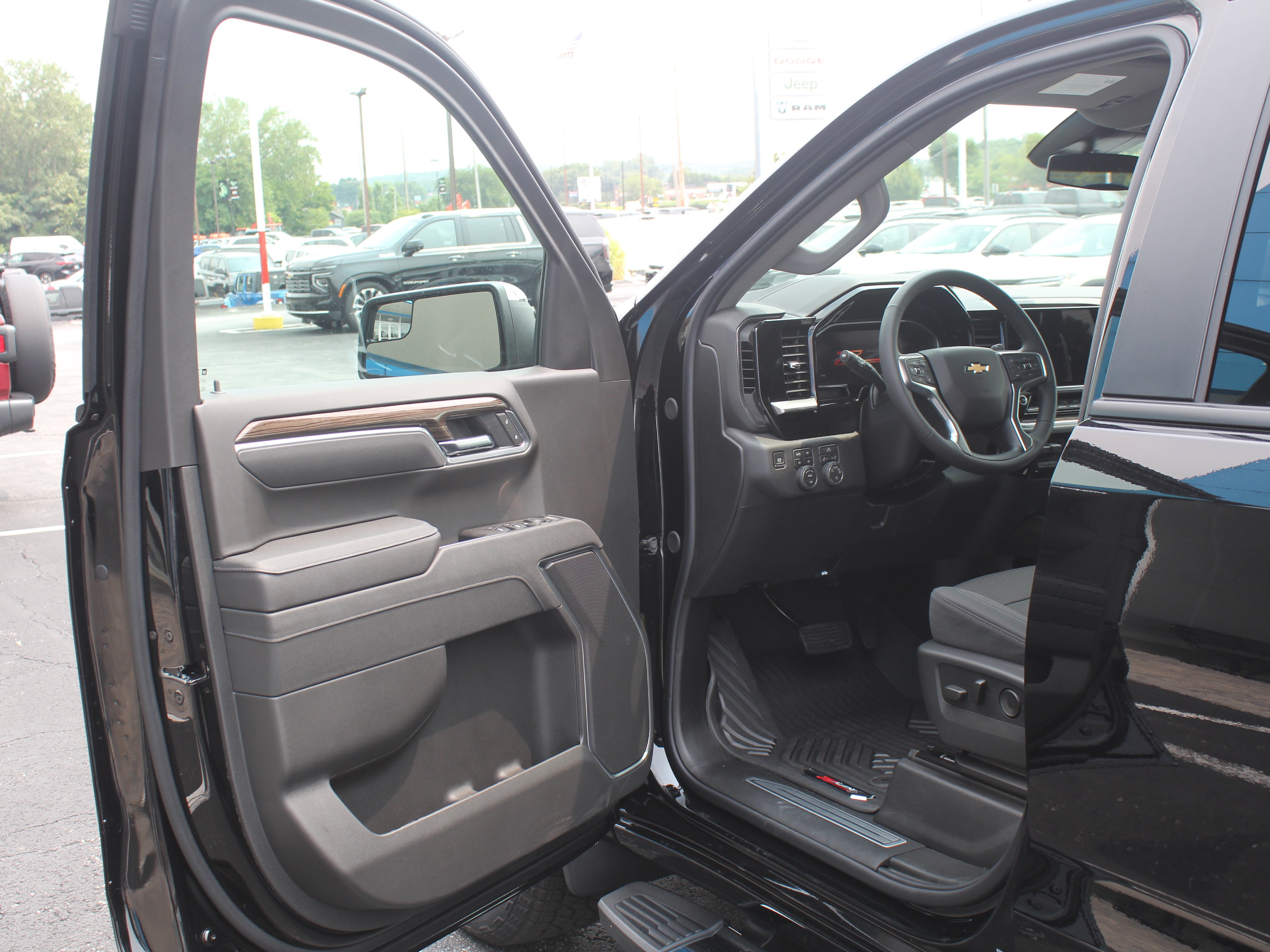 New 2026 Chevrolet Silverado 1500 LT w/ Z71 Off-Road Package AWD/4WD image 8