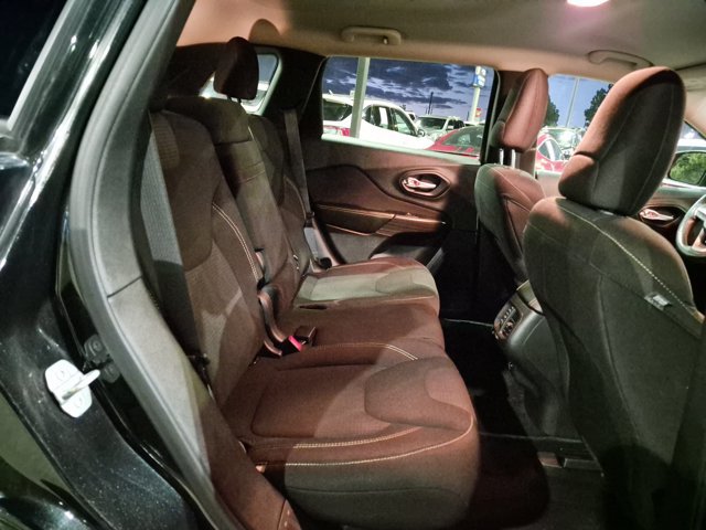 Used 2015 Jeep Cherokee Latitude w/ Cold Weather Group FWD image 19