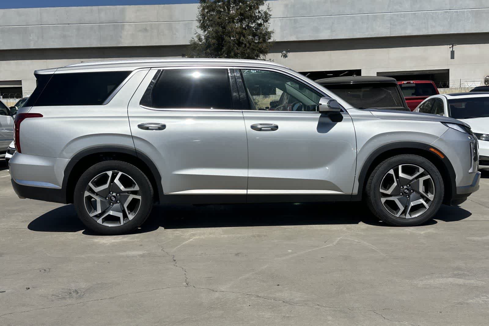Used 2024 Hyundai Palisade Limited FWD image 9