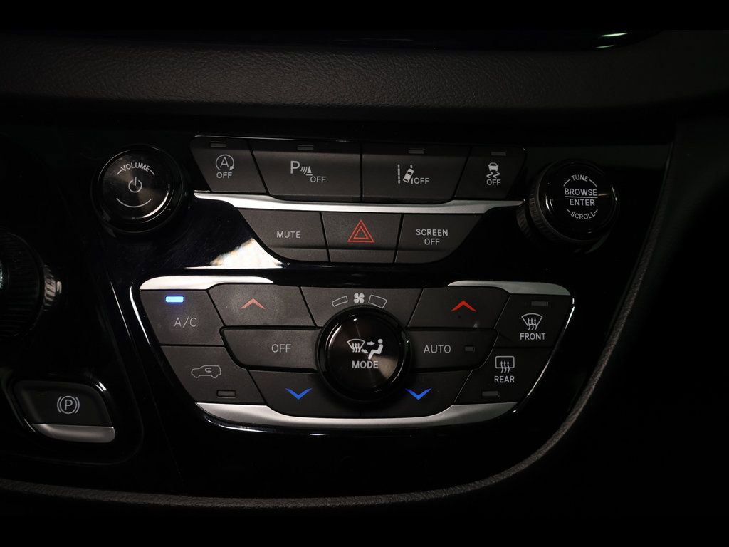 Used 2025 Chrysler Pacifica Select image 27