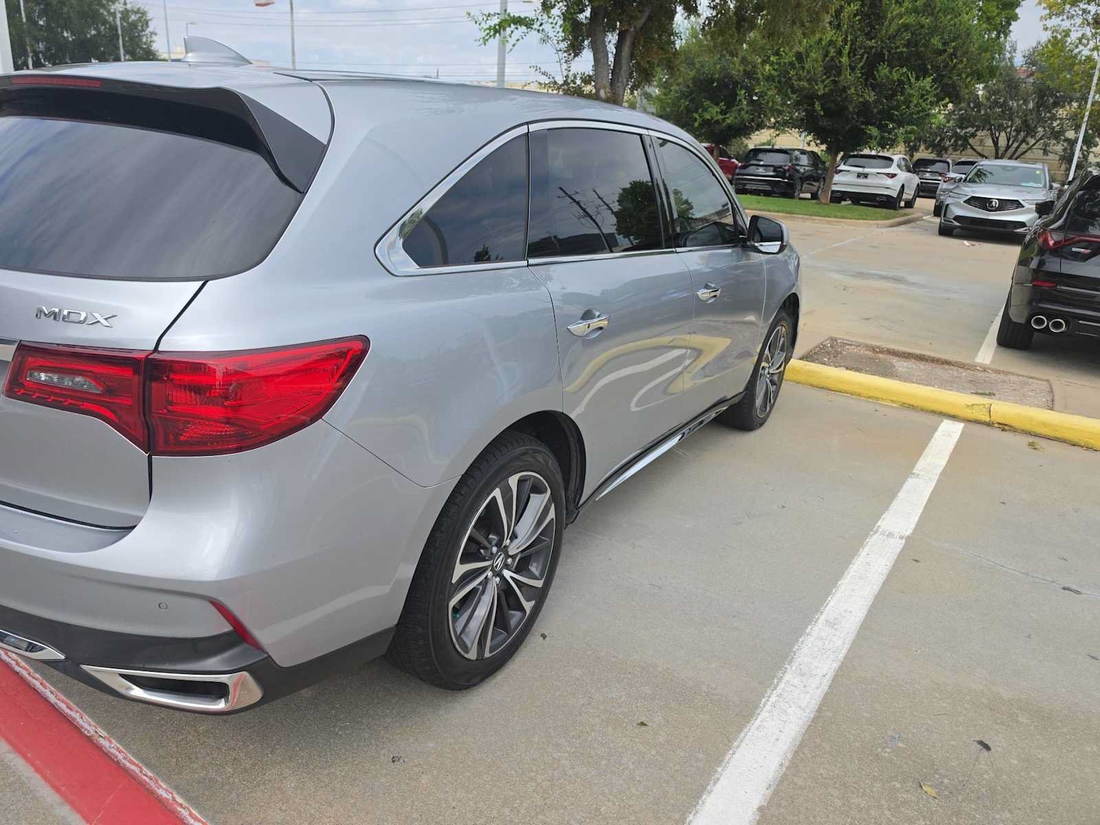 Used 2020 Acura MDX w/ Technology Package FWD image 4