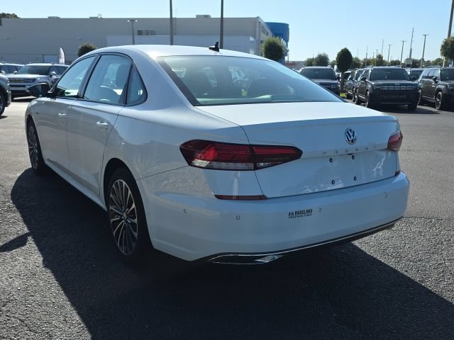 Used 2022 Volkswagen Passat 2.0T FWD image 3