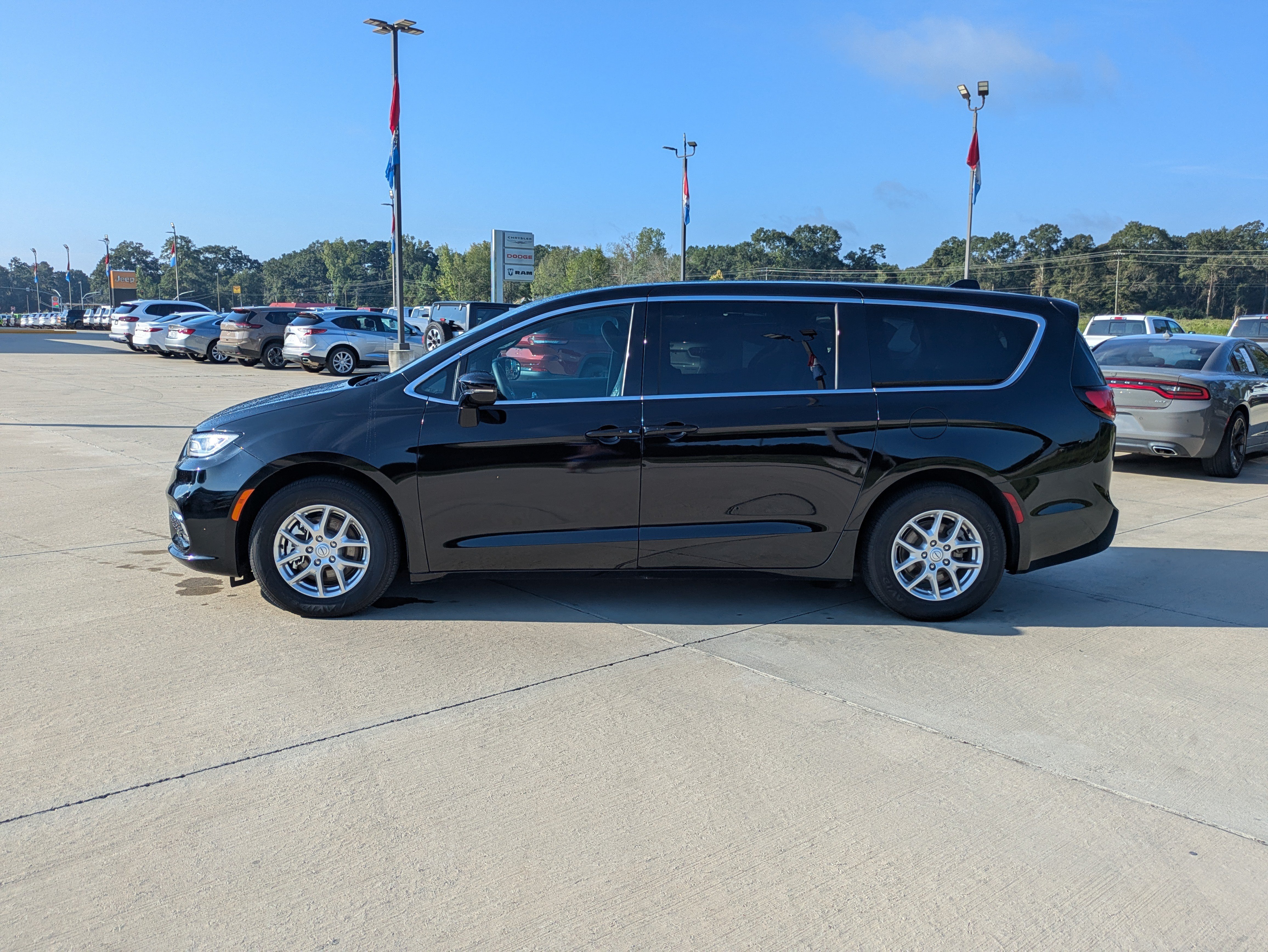 Used 2026 Chrysler Pacifica Select FWD image 2