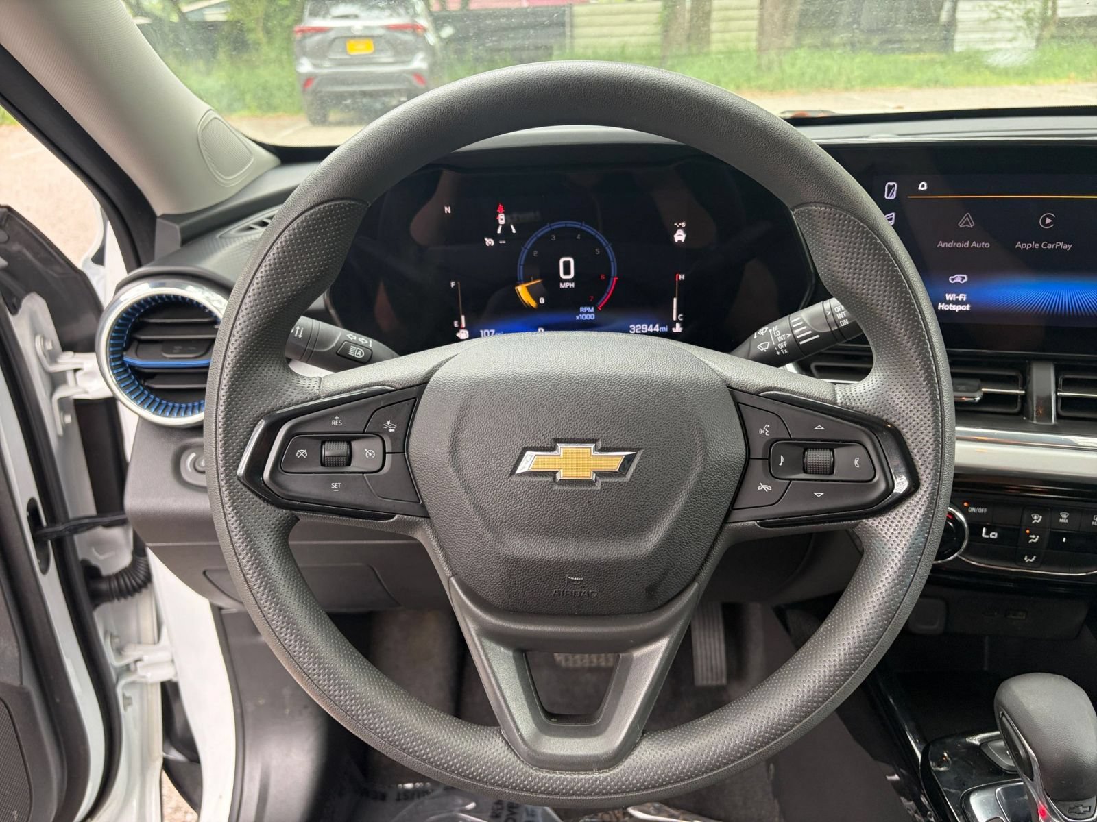 Used 2025 Chevrolet Trax LT FWD image 27