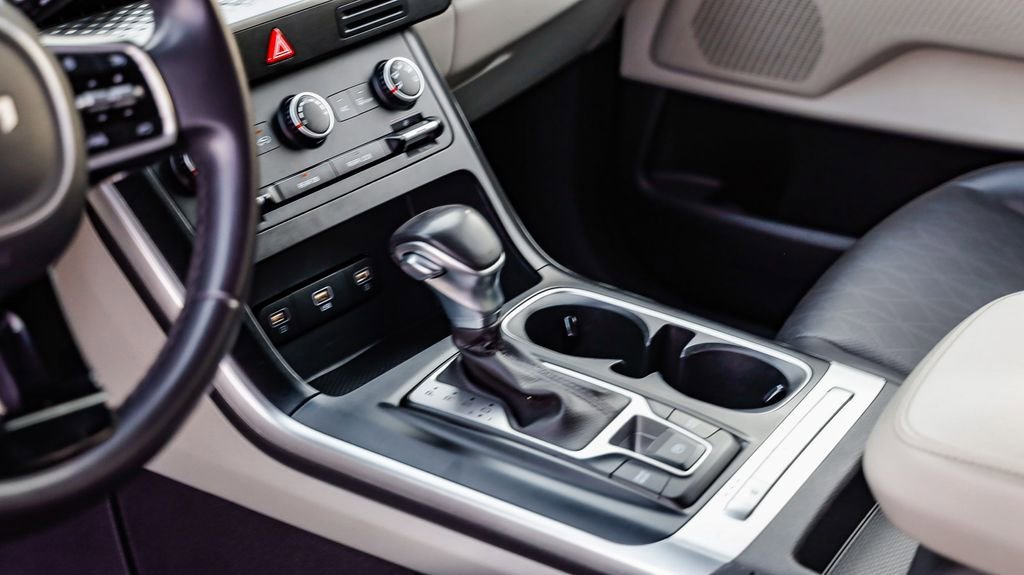 Used 2024 Kia Carnival LX image 24